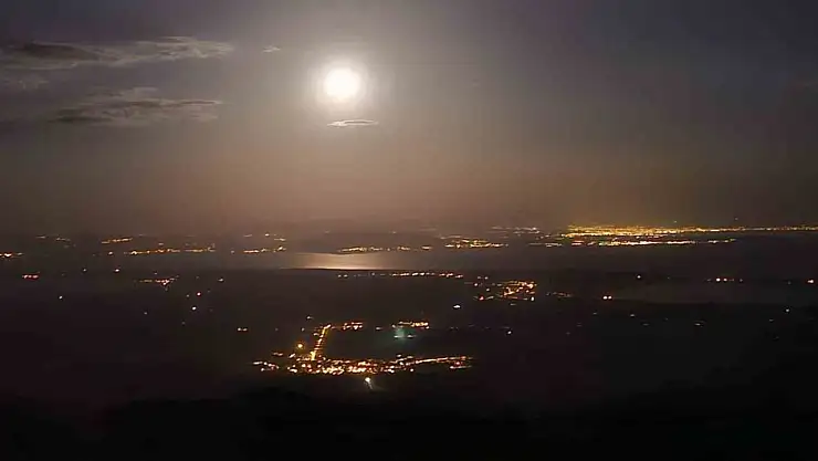 Dolunay, Van Gölü'nde Süphan Dağı'nın zirvesine büyüleyici bir şekilde yansıdı