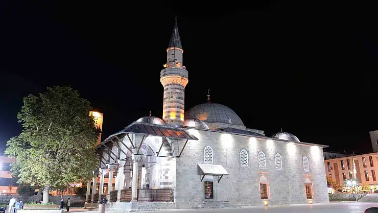 Dünya ikincisi hafız Ali Turhan, Lala Mustafa Paşa Camii'ne imam hatip olarak atandı