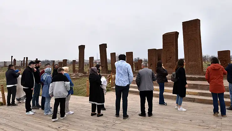 Dünyanın en büyük Türk-İslam mezarlığında Ramazan Bayramı yoğunluğu