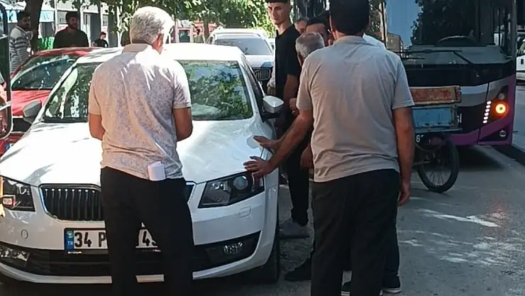Duyarsız sürücü trafiği kilitledi, vatandaşlar otomobili kaldırarak çözüm buldu