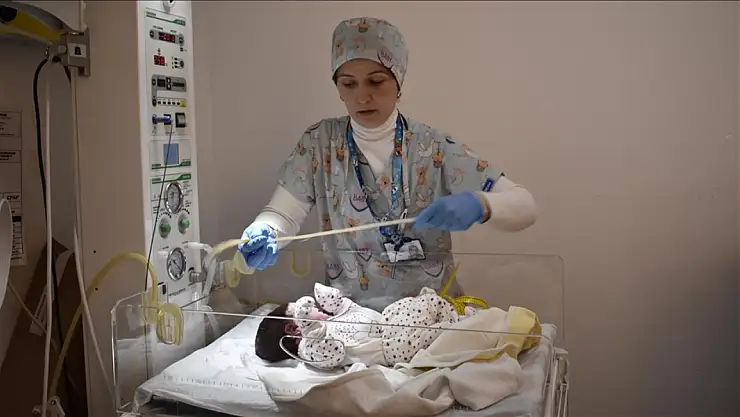 Ebe Ebru Yamaç, 14 Yıldır Ailelerin Doğum Sevinçlerine Ortak Oluyor