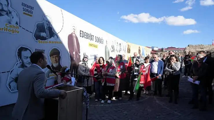 Edebiyat Sokağı'nda Filistin Şiirleri Yankılandı
