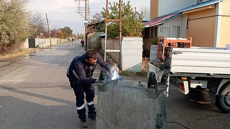 Edremit Belediyesi, Çöp Konteynerlerini Yeniliyor
