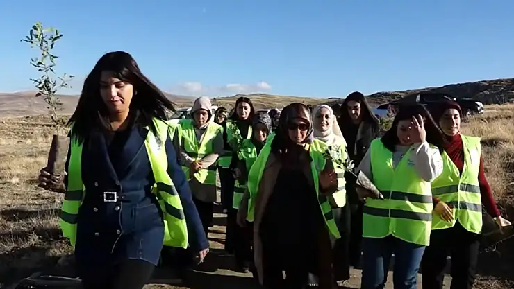 Edremit Belediyesi'nden 25 Kasım'a Anlamlı Etkinlik: Kadınlar Şiddete Karşı Fidan Dikti