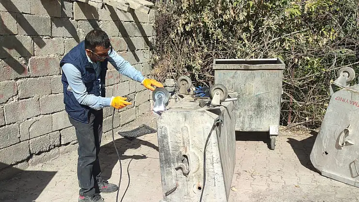 Edremit Belediyesi'nden Çöp Konteynerlerine Bakım ve Onarım Çalışması