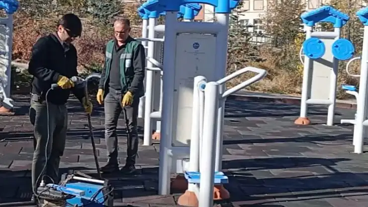Edremit Belediyesi'nden Parklarda Bakım ve Yenileme Seferberliği