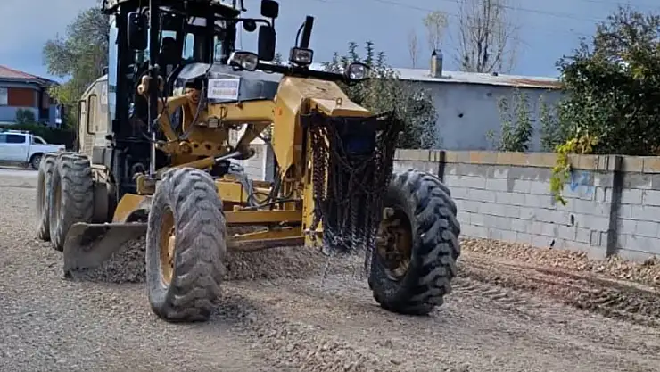 Edremit Fen İşleri Müdürlüğü İlçe Genelinde Yol Çalışmalarını Sürdürüyor