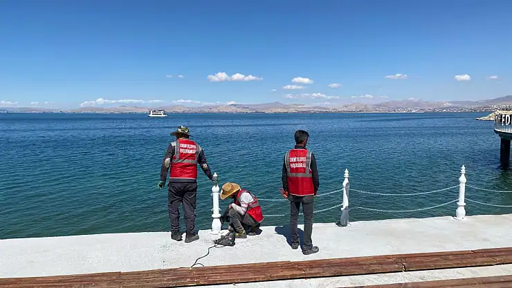 Edremit Kent Meydanı Kıyısında Duba Çalışmaları Hızla Devam Ediyor