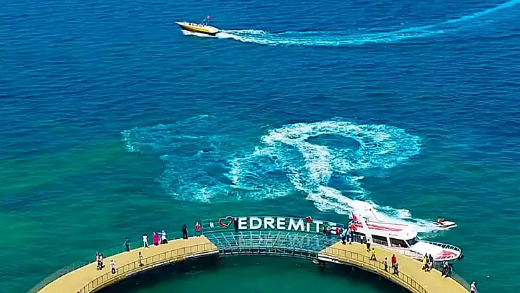 Edremit'te Bayram Yoğunluğu: Güneşin ve Van Gölü'nün Keyfini Çıkardılar