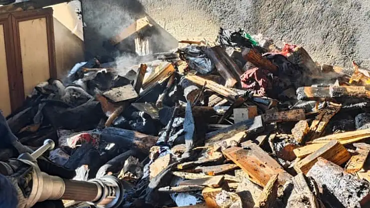 Edremit'te bina çatısında çıkan yangın itfaiye tarafından söndürüldü