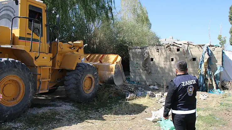 Edremit'te Çevre Kirliliğine Neden Olan Ahırlar Yıkılıyor