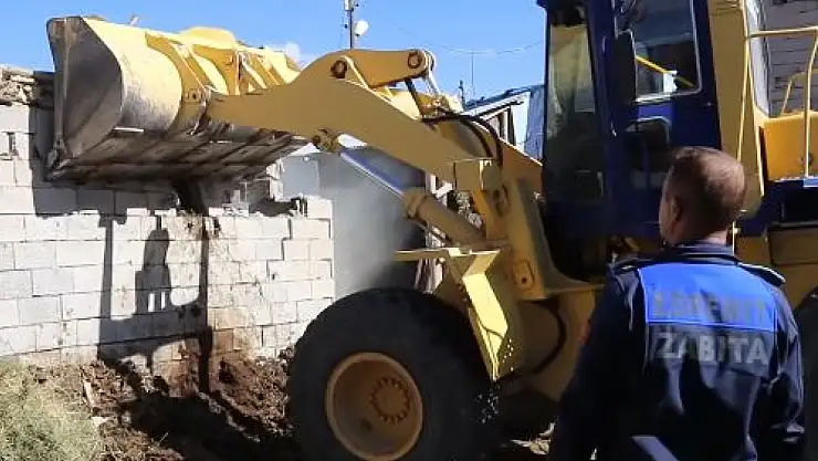 Edremit'te Çevre ve Görüntü Kirliliğine Neden Olan Ahırlar Yıkılıyor
