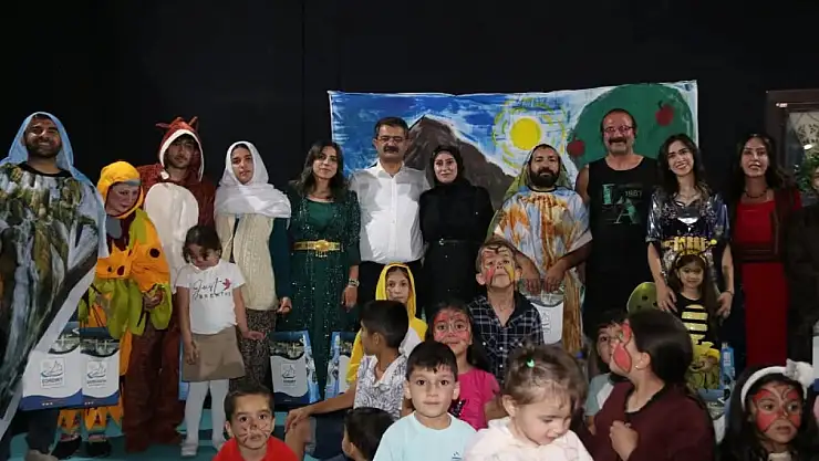 Edremit'te çocuklar Kürtçe tiyatro ile kültürel bir gün geçirdi, eğlence ve sanat buluştu