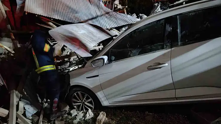 Edremit'te otomobil duvara çarptı, 1 kişi yaralandı!