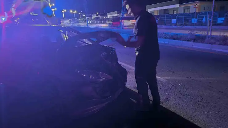 Edremit'te otomobil kaldırıma çarptı, 2 kişi yaralandı
