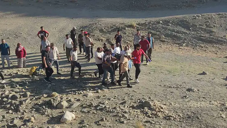 Edremit'te traktör römorku devrildi, 8 kişi yaralandı