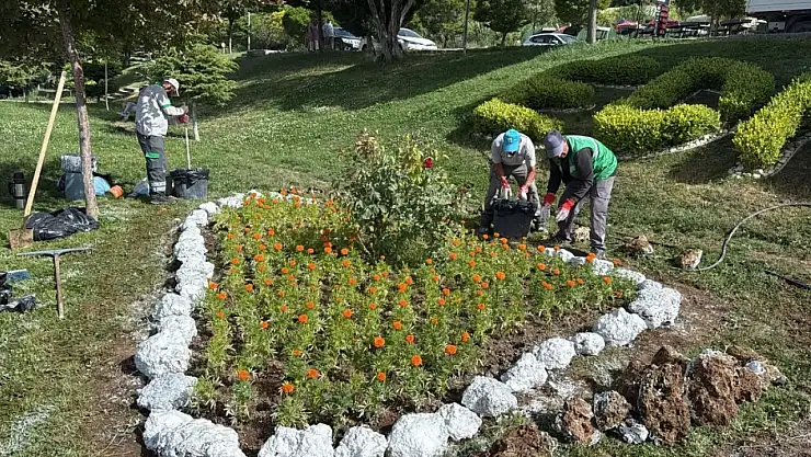 Edremit'te yeşil alanlar için peyzaj düzenleme çalışmaları hızla devam ediyor