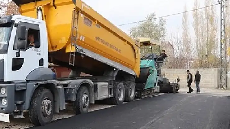 Edremit'te Yol Asfaltlama Çalışmaları Aralıksız Sürüyor