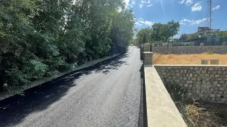 Edremit'te Yol Çalışmaları Hız Kesmeden Devam Ediyor: Toz ve Çamurlu Yollar Tarihe Karışıyor