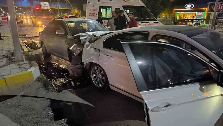 Edremit'te zincirleme trafik kazası: 4 yaralı, yol kısa süreli kapandı
