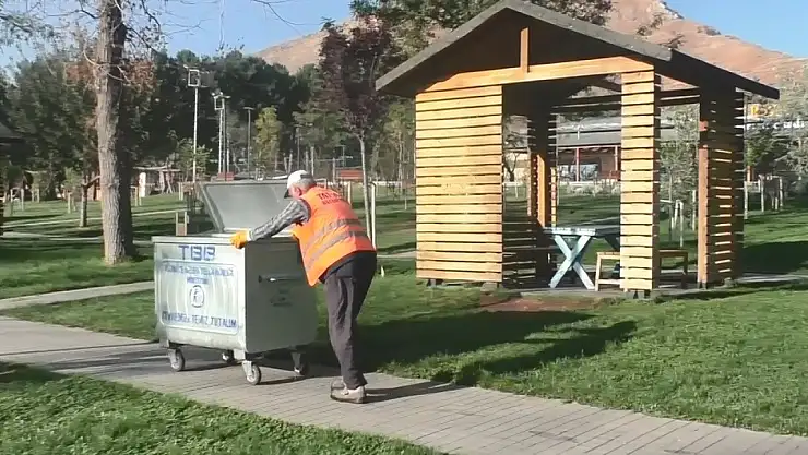 Ekmek İstisnası: Tatvan'da Temizlik Görevlisi, İnsani Duyarlılığını Hayvanlarla Paylaşıyor