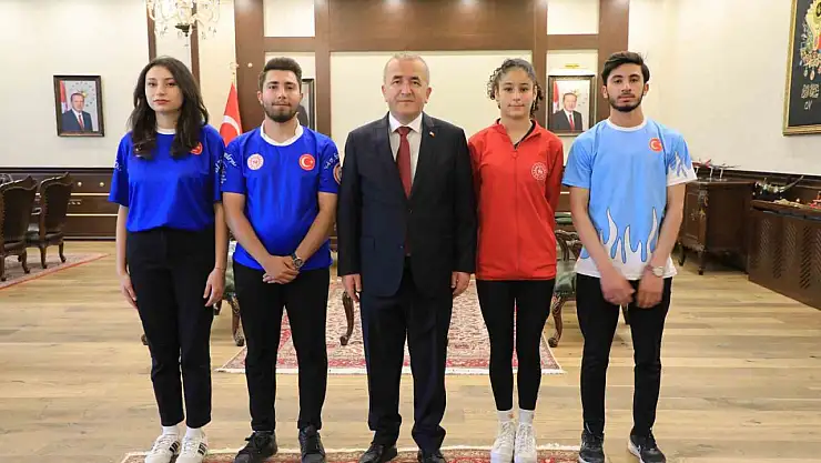 Elazığ'da Vali Hatipoğlu, Gençlik ve Spor Bayramı'nda gençlerle buluştu