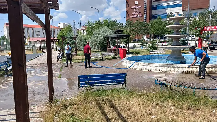 Eleşkirt 15 Temmuz parkında temizlik ve peyzaj çalışmaları sürüyor