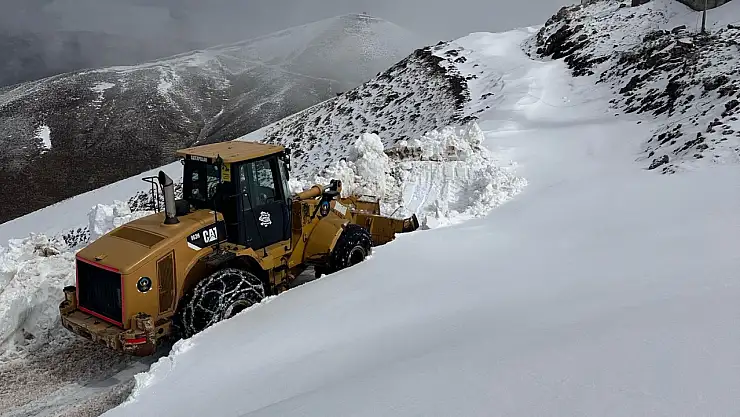 Eleşkirt İlçe Özel İdaresi ekiplerinden baharda kar mesaisi