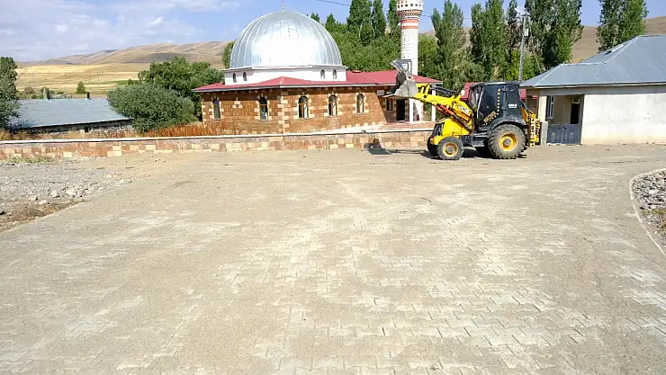 Eleşkirt'in Abdiköy köyünde yollar kilit parke taşıyla yenilendi
