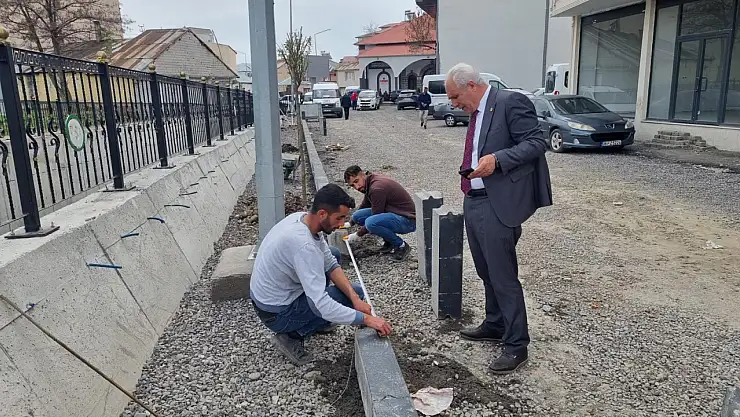 Eleşkirt'in Kaşesor deresi kenarına kaldırım ve ağaçlandırma hamlesi