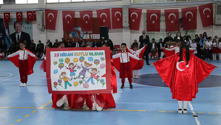 Eleşkirt'te 23 Nisan kutlamaları renkli görüntülere sahne oldu