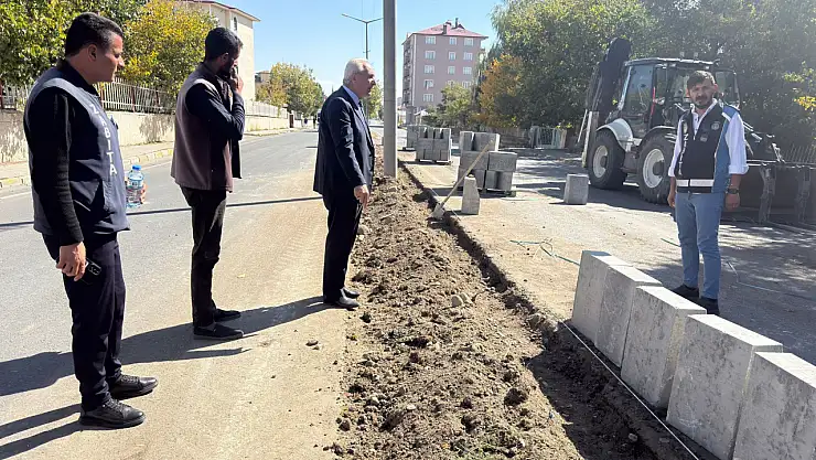 Eleşkirt'te Cumhuriyet Caddesi refüjleri yenileniyor