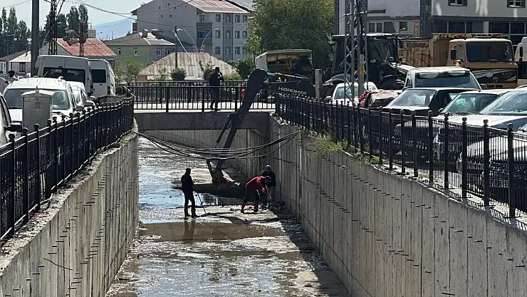 Eleşkirt'te dere temizliği: Başkan Yakut'tan çevre duyarlılığı çağrısı