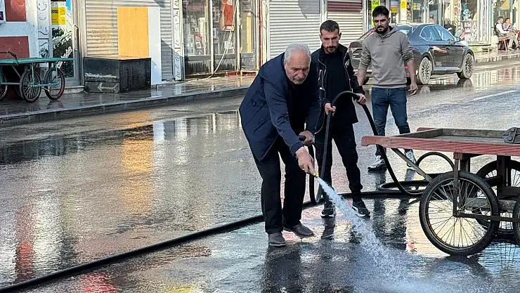 Eleşkirt'te gün temizlikle başladı, Başkan Yakut da ekiplerle çalışmalara katıldı