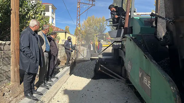 Eleşkirt'te kış gelmeden asfalt çalışmaları hızlandı