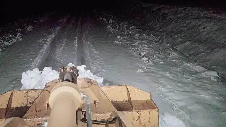 Eleşkirt'te köy yolları gece mesaisiyle açılmaya devam ediyor