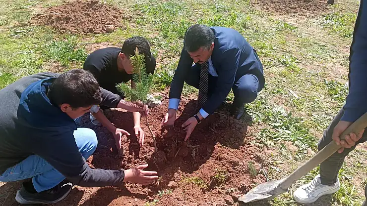 Eleşkirt'te orman yangınları için öğrenciler harekete geçti