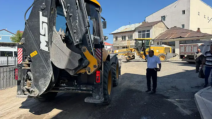 Eleşkirt'te Şeryanbaşı Caddesi sıcak asfaltla yenileniyor