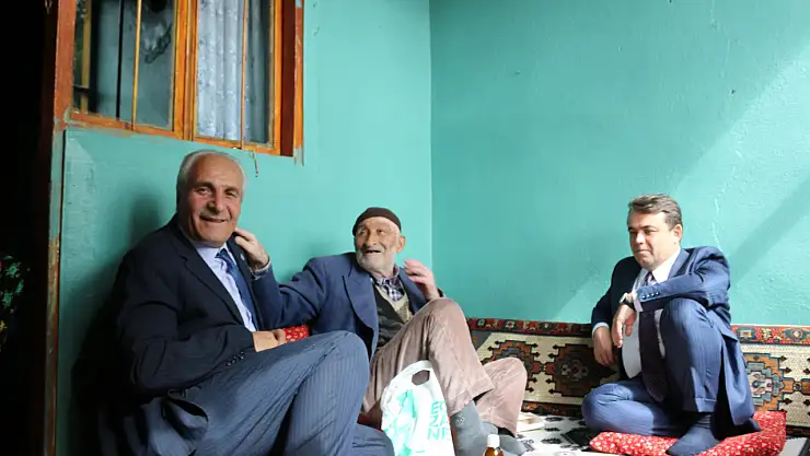 Eleşkirt'te ulu çınarlara vefa: Dünya Yaşlılar Günü'nde samimi buluşma