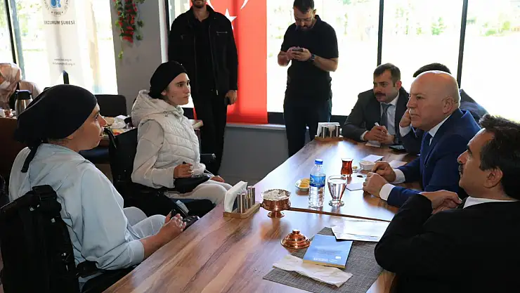 Engelli bireylerle birlikte gülümseyen bir yaşam için toplumsal farkındalık etkinliği Erzurum'da gerçekleştirildi