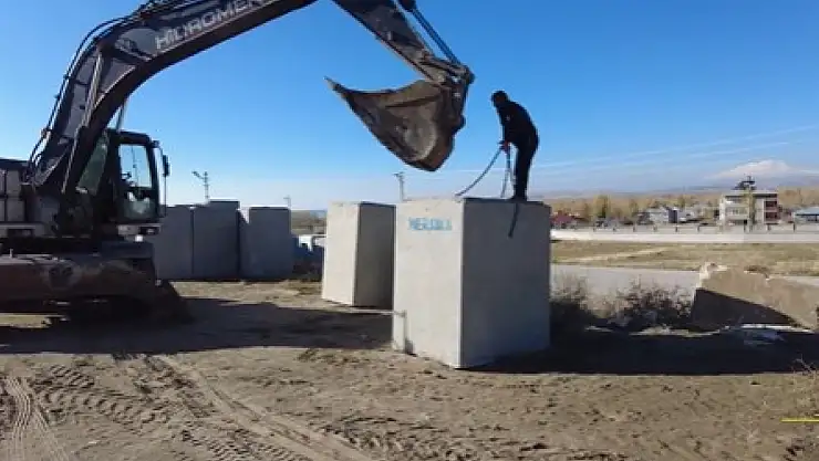 Erciş Belediyesi'nden Yukarı Kozluca'da Su Tahliyesi ve Ulaşım Güvenliği Hamlesi