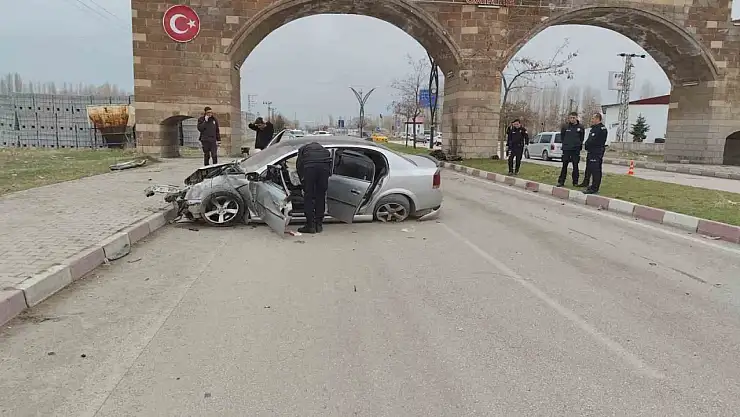 Erciş girişindeki kazada otomobil kemere çarptı: 3 yaralı