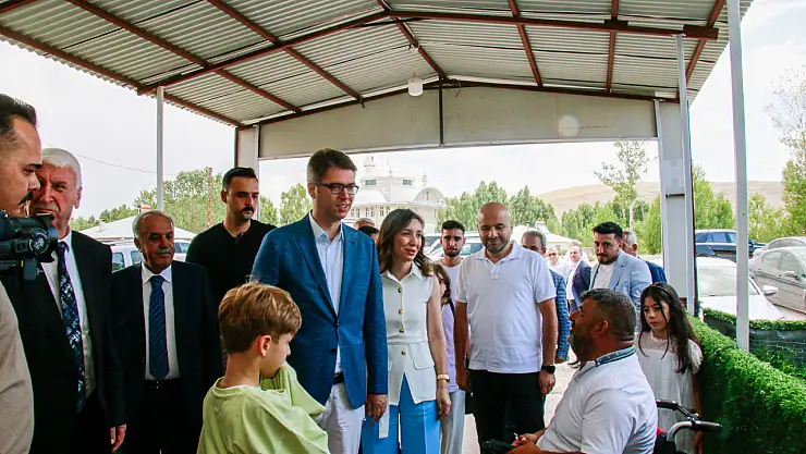 Erciş Kaymakamı Karaloğlu, düğün töreninde şahitlik yaptı