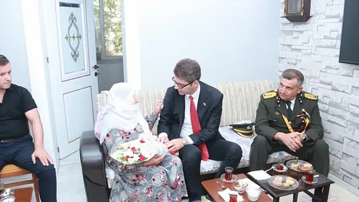 Erciş Kaymakamı Murat Karaloğlu, 30 Ağustos Zafer Bayramı'nda Şehit Ailesini Ziyaret Etti