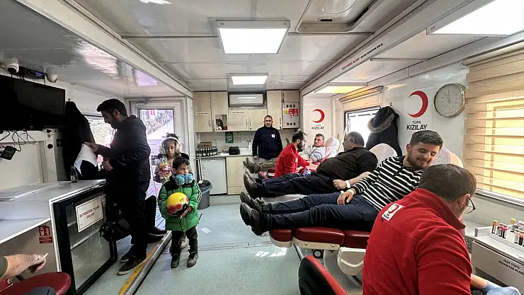 Erciş'te kan bağışçılarına oyuncak hediye edildi