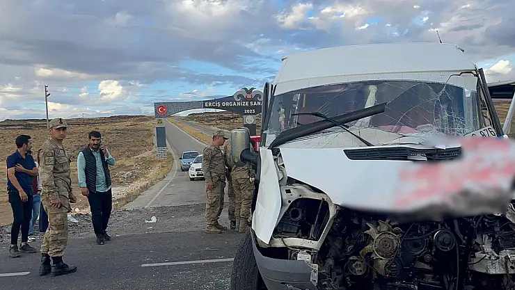 Erciş'te okul servisiyle tır çarpıştı, 15 yaralı hastaneye kaldırıldı