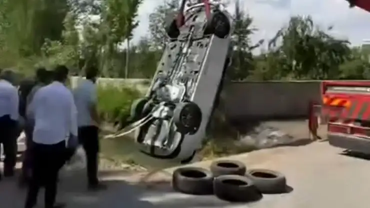 Erciş'te otomobil su kanalına düştü: 3 yaralı, soruşturma başlatıldı!