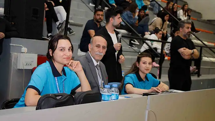 Erciş'te Yurtlig Kız Voleybol Turnuvası coşkuyla tamamlandı! Ödüller protokolden!