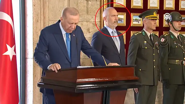 Erdoğan'ın Mozole Yürüyüşündeki Gizemli İsim Sosyal Medyada Tartışılıyor!