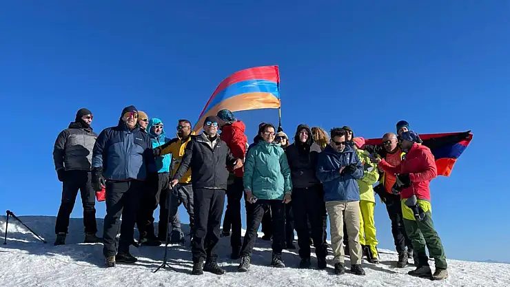 Ermeni dağcılar Ağrı Dağı'nda zirve yaptı
